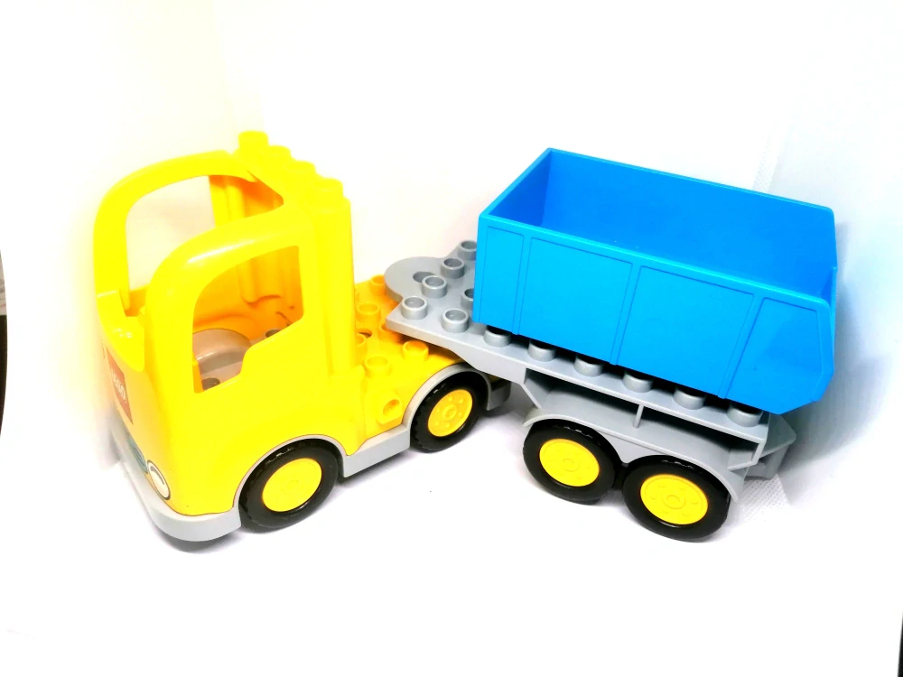 H747 DUPLO HRANÉ NÁKLADNÍ AUTO S VLEKEM A SKLÁPĚČKOU