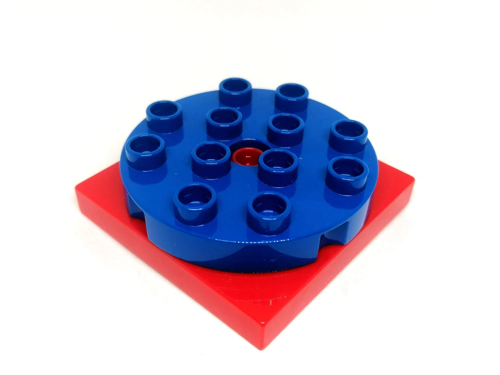 H1337 DUPLO HRANÝ DÍL ČERVENÁ DESTIČKA 4X4 NOPKY S OTOČNÝM MODRÝM STŘEDEM
