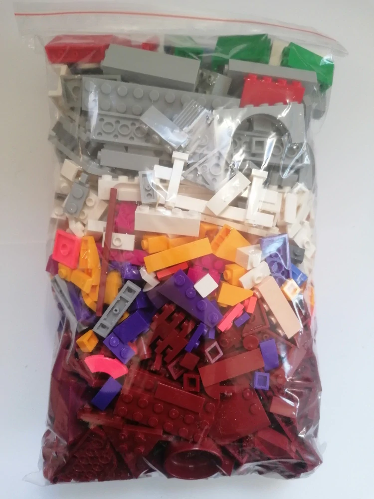 SCL448- HRANÉ LEGO MIX DÍLŮ VÍNOVÁ BÍLÁ FIALOVÁ ŠEDÁ - VÁHA 800 GRAMŮ