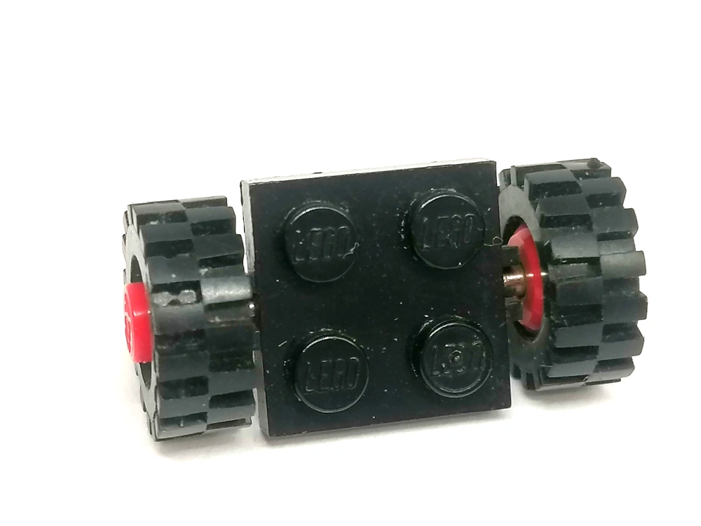 LH3207 LEGO HRANÝ MINI PODVOZEK, KOVOVÁ OSA ČERVENÉ STŘEDY KOL