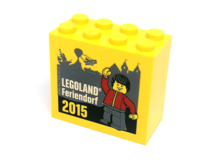 LH2565 LEGO HRANÁ ŽLUTÁ KOSTKA 2X4 NOPKY VYSOKÁ POTISK LEGOLAND 2015