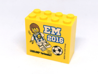 LH2566 LEGO HRANÁ ŽLUTÁ KOSTKA 2X4 NOPKY VYSOKÁ POTISK LEGOLAND 2016 FOTBALISTA