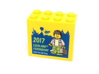 LH2568 LEGO HRANÁ ŽLUTÁ KOSTKA 2X4 NOPKY VYSOKÁ POTISK LEGOLAND 2017 MUŽ S KUFŘÍKEM