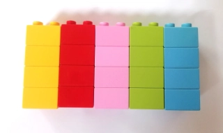 BALÍČEK B - HRANÉ DUPLO KOSTKY 130 GRAMŮ DUHA