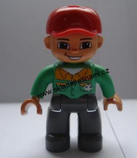 N865 DUPLO NOVÁ FIGURKA ŘIDIČ V ČERVENÉ KŠILTOVCE