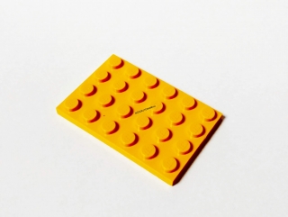 LH1441 LEGO HRANÝ DÍL PODLOŽKA DESTIČKA ŽLUTÁ 4X6 NOPKŮ