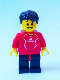 LH896 LEGO HRANÁ MINIFIGURKA MUŽ V ČERVENÉM TRIČKU ADIDAS